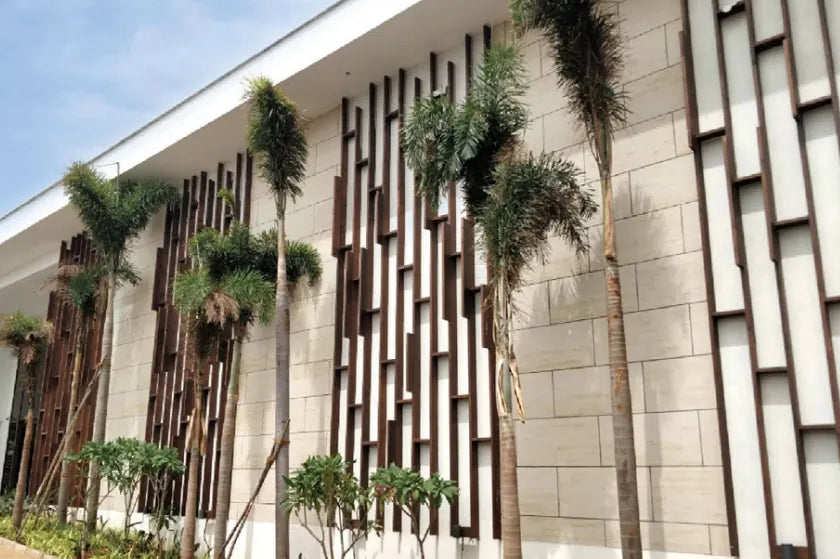 Facade with greenery and mineral surface texture