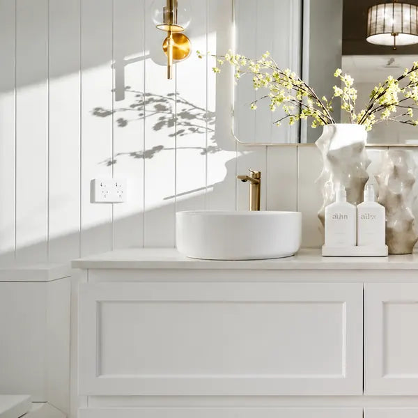 Bright interior using light mineral wall surfaces